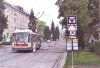 V průběhu dubna probíhaly opravy vozovky na Skácelově ulici – trolejbusy i autobusy musely jezdit po zúžené vozovce, což dokládá snímek z 11. 4. 2014 s vozem evid. č. 3046 linky 30. Opravy komunikací probíhají i v Králově Poli na ulici Chodské a Charvátské (mj. v prostoru křižovatky s Dobrovského ulicí) – trolejbus linky 32 evid. č. 3044 sem přijíždí z centra dne 5. 8. 2014 (na tento vůz byly zkušebně dosazeny nové informační panely firmy Bustec). Foto © Ladislav Kašík a Martin Janata.