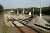 Několika snímky se vracíme k prázdninovým opravám tramvajové tratě podél Kníničské ulice (mezi mostem přes Žabovřeskou ulici a jundrovským trojúhelníkem) – délka opravovaného úseku byla téměř 400 m, akce přišla na 13,3 milionu korun. Během opravy došlo ke kompletní obnově otevřeného kolejového svršku. Zároveň byl opravován svršek na tramvajovém mostě přes Žabovřeskou ulici – tato oprava pokračovala i v září, již bez výluky provozu. Zde byla délka opravovaného úseku 570 metrů a náklady na opravu 44,3 milionu korun. Došlo rovněž k obnově svršku a opravovaly se také prvky mostu. Záběry byly pořízeny na mostě přes Žabovřeskou ulici, mezi mostem a zastávkou »Stránského«, v prostoru zastávky a od jundrovského trojúhelníku. Foto © Ladislav Kašík a Martin Janata.