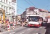 Na konci září probíhaly opravy tramvajových kolejí v oblasti Zábrdovic – 28. 9. 2014 probíhala oprava výhybky na křižovatce Cejlu a Vranovské. Okolo místa opravy projíždí autobus náhradní dopravy linky X evid. č. 2347 jedoucí od výchozí zastávky »Jugoslávská« k zastávce »Tkalcovská«. Z důvodu překopu pro inženýrské sítě nebyl o víkendu 4. a 5. 10. 2014 pro tramvaje průjezdný Zábrdovický most. Místo nich jezdily do Židenic autobusy linky náhradní dopravy X2 a na tramvaj cestující přestupovali na zastávce »Tkalcovská«. Autobusy se pak otáčely služební jízdou ulicemi Tkalcovskou, Plynárenskou, Radlasem a Cejlem: Solaris evid. č. 2642 byl 5. 10. 2014 zvěčněn na Radlase před zabočením na Cejl a vůz evid. č. 2639 projíždí téhož dne Tkalcovskou, vpravo bývávalo železniční nákladiště Radlas, donedávna byla plocha zastavěna jako stavební dvůr. Foto © Ladislav Kašík.