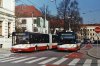 Článkové autobusy Solaris Urbino se rychle staly typickou kulisou brněnských ulic – vůz evid. č. 2630 linky 84 projíždí 10. 3. 2015 kolem autobusu evid. č. 2650 linky 44 během jeho provozní přestávky na Mendlově náměstí. Foto © Ladislav Kašík.