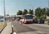 V prázdninových měsících dopravu omezovala i rekonstrukce povrchu vozovky na ulici Hněvkovského v Komárově – na fotografiích z 26. 7. 2015 projíždí ulicí SOR evid. č. 7006 linky 67 (v popředí záliv zastávky »Komárov« pro směr od města) a (nyní již odprodaný) autobus Karosa B 951 evid. č. 7492 právě podjel pod železničním mostem při jízdě směrem k Avionu. Foto © Ladislav Kašík.