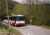 V sobotu 16. 4. 2016 byly pořízeny i snímky autobusů linky 303 evid. č. 2371 a 2375 projíždějících po pravém břehu přehrady po Rakovecké ulici mezi zastávkami »Rakovecká« a »Rakovec« – nad silnicí probíhá výstavba a na jedno místo navezená zemina způsobila posun svahu a s ním i komunikace, vybočení z osy bylo asi dva metry. Foto © Ladislav Kašík.