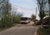 V sobotu 16. 4. 2016 byly pořízeny i snímky autobusů linky 303 evid. č. 2371 a 2375 projíždějících po pravém břehu přehrady po Rakovecké ulici mezi zastávkami »Rakovecká« a »Rakovec« – nad silnicí probíhá výstavba a na jedno místo navezená zemina způsobila posun svahu a s ním i komunikace, vybočení z osy bylo asi dva metry. Foto © Ladislav Kašík.