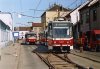 Snímky na této stránce věnujeme rekonstrukci tramvajové tratě na Olomoucké ulici. Obrázek z 2. 4. 2016 ještě dokumentuje provoz po koleji směrem do centra: tramvaj evid. č. 1036 linky 9 čeká v přeložené zastávce »Životského« před vjezdem do jednokolejného úseku, ze kterého právě vyjíždí vůz linky 8 evid. č. 1727 mířící do Líšně. Další tři fotografie byly pořízeny při výluce o víkendu 14. a 15. 5. 2016, kdy došlo k přepojení jednokolejného úseku: práce v kolejovém oblouku mezi ulicí Životského a Olomouckou, od zastávky »Geislerova« odjíždí směrem do Nezamyslovy ulice tramvaje linky 8 evid. č. 1702 (po správné koleji) a linky 10 evid. č. 1727 (po nesprávné koleji) – v sobotu dopoledne byly totiž při výluce vyměněny také koleje ve vnějším oblouku mezi ulicí Táborskou a Životského, a tramvaje KT8 tak nemohly využívat pro otáčení trojúhelník Geislerova – proto jezdily na otočení po nesprávné koleji jako linka 10 na Stránskou skálu a zpět. Další tři fotografie pak již ilustrují provoz po již opravené koleji ve směru z centra: tramvaj evid. č. 1752 linky 9 přijíždí ke křižovatce s Tržní ulicí, zastávkou »Životského« projíždí souprava posledních brněnských tramvají T3M evid. č. 1555+1582 a u vjezdu do jednokolejného úseku u křižovatky s Tržní ulicí se setkaly tramvaje linky 8 evid. č. 1705 a 1728. Foto © Ladislav Kašík a Štěpán G.