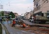 Snímky na této stránce věnujeme rekonstrukci tramvajové tratě na Olomoucké ulici. Obrázek z 2. 4. 2016 ještě dokumentuje provoz po koleji směrem do centra: tramvaj evid. č. 1036 linky 9 čeká v přeložené zastávce »Životského« před vjezdem do jednokolejného úseku, ze kterého právě vyjíždí vůz linky 8 evid. č. 1727 mířící do Líšně. Další tři fotografie byly pořízeny při výluce o víkendu 14. a 15. 5. 2016, kdy došlo k přepojení jednokolejného úseku: práce v kolejovém oblouku mezi ulicí Životského a Olomouckou, od zastávky »Geislerova« odjíždí směrem do Nezamyslovy ulice tramvaje linky 8 evid. č. 1702 (po správné koleji) a linky 10 evid. č. 1727 (po nesprávné koleji) – v sobotu dopoledne byly totiž při výluce vyměněny také koleje ve vnějším oblouku mezi ulicí Táborskou a Životského, a tramvaje KT8 tak nemohly využívat pro otáčení trojúhelník Geislerova – proto jezdily na otočení po nesprávné koleji jako linka 10 na Stránskou skálu a zpět. Další tři fotografie pak již ilustrují provoz po již opravené koleji ve směru z centra: tramvaj evid. č. 1752 linky 9 přijíždí ke křižovatce s Tržní ulicí, zastávkou »Životského« projíždí souprava posledních brněnských tramvají T3M evid. č. 1555+1582 a u vjezdu do jednokolejného úseku u křižovatky s Tržní ulicí se setkaly tramvaje linky 8 evid. č. 1705 a 1728. Foto © Ladislav Kašík a Štěpán G.