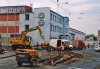 Snímky na této stránce věnujeme rekonstrukci tramvajové tratě na Olomoucké ulici. Obrázek z 2. 4. 2016 ještě dokumentuje provoz po koleji směrem do centra: tramvaj evid. č. 1036 linky 9 čeká v přeložené zastávce »Životského« před vjezdem do jednokolejného úseku, ze kterého právě vyjíždí vůz linky 8 evid. č. 1727 mířící do Líšně. Další tři fotografie byly pořízeny při výluce o víkendu 14. a 15. 5. 2016, kdy došlo k přepojení jednokolejného úseku: práce v kolejovém oblouku mezi ulicí Životského a Olomouckou, od zastávky »Geislerova« odjíždí směrem do Nezamyslovy ulice tramvaje linky 8 evid. č. 1702 (po správné koleji) a linky 10 evid. č. 1727 (po nesprávné koleji) – v sobotu dopoledne byly totiž při výluce vyměněny také koleje ve vnějším oblouku mezi ulicí Táborskou a Životského, a tramvaje KT8 tak nemohly využívat pro otáčení trojúhelník Geislerova – proto jezdily na otočení po nesprávné koleji jako linka 10 na Stránskou skálu a zpět. Další tři fotografie pak již ilustrují provoz po již opravené koleji ve směru z centra: tramvaj evid. č. 1752 linky 9 přijíždí ke křižovatce s Tržní ulicí, zastávkou »Životského« projíždí souprava posledních brněnských tramvají T3M evid. č. 1555+1582 a u vjezdu do jednokolejného úseku u křižovatky s Tržní ulicí se setkaly tramvaje linky 8 evid. č. 1705 a 1728. Foto © Ladislav Kašík a Štěpán G.