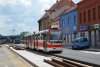 Snímky na této stránce věnujeme rekonstrukci tramvajové tratě na Olomoucké ulici. Obrázek z 2. 4. 2016 ještě dokumentuje provoz po koleji směrem do centra: tramvaj evid. č. 1036 linky 9 čeká v přeložené zastávce »Životského« před vjezdem do jednokolejného úseku, ze kterého právě vyjíždí vůz linky 8 evid. č. 1727 mířící do Líšně. Další tři fotografie byly pořízeny při výluce o víkendu 14. a 15. 5. 2016, kdy došlo k přepojení jednokolejného úseku: práce v kolejovém oblouku mezi ulicí Životského a Olomouckou, od zastávky »Geislerova« odjíždí směrem do Nezamyslovy ulice tramvaje linky 8 evid. č. 1702 (po správné koleji) a linky 10 evid. č. 1727 (po nesprávné koleji) – v sobotu dopoledne byly totiž při výluce vyměněny také koleje ve vnějším oblouku mezi ulicí Táborskou a Životského, a tramvaje KT8 tak nemohly využívat pro otáčení trojúhelník Geislerova – proto jezdily na otočení po nesprávné koleji jako linka 10 na Stránskou skálu a zpět. Další tři fotografie pak již ilustrují provoz po již opravené koleji ve směru z centra: tramvaj evid. č. 1752 linky 9 přijíždí ke křižovatce s Tržní ulicí, zastávkou »Životského« projíždí souprava posledních brněnských tramvají T3M evid. č. 1555+1582 a u vjezdu do jednokolejného úseku u křižovatky s Tržní ulicí se setkaly tramvaje linky 8 evid. č. 1705 a 1728. Foto © Ladislav Kašík a Štěpán G.