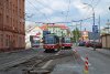 Snímky na této stránce věnujeme rekonstrukci tramvajové tratě na Olomoucké ulici. Obrázek z 2. 4. 2016 ještě dokumentuje provoz po koleji směrem do centra: tramvaj evid. č. 1036 linky 9 čeká v přeložené zastávce »Životského« před vjezdem do jednokolejného úseku, ze kterého právě vyjíždí vůz linky 8 evid. č. 1727 mířící do Líšně. Další tři fotografie byly pořízeny při výluce o víkendu 14. a 15. 5. 2016, kdy došlo k přepojení jednokolejného úseku: práce v kolejovém oblouku mezi ulicí Životského a Olomouckou, od zastávky »Geislerova« odjíždí směrem do Nezamyslovy ulice tramvaje linky 8 evid. č. 1702 (po správné koleji) a linky 10 evid. č. 1727 (po nesprávné koleji) – v sobotu dopoledne byly totiž při výluce vyměněny také koleje ve vnějším oblouku mezi ulicí Táborskou a Životského, a tramvaje KT8 tak nemohly využívat pro otáčení trojúhelník Geislerova – proto jezdily na otočení po nesprávné koleji jako linka 10 na Stránskou skálu a zpět. Další tři fotografie pak již ilustrují provoz po již opravené koleji ve směru z centra: tramvaj evid. č. 1752 linky 9 přijíždí ke křižovatce s Tržní ulicí, zastávkou »Životského« projíždí souprava posledních brněnských tramvají T3M evid. č. 1555+1582 a u vjezdu do jednokolejného úseku u křižovatky s Tržní ulicí se setkaly tramvaje linky 8 evid. č. 1705 a 1728. Foto © Ladislav Kašík a Štěpán G.