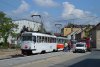 Snímky na této stránce věnujeme rekonstrukci tramvajové tratě na Olomoucké ulici. Obrázek z 2. 4. 2016 ještě dokumentuje provoz po koleji směrem do centra: tramvaj evid. č. 1036 linky 9 čeká v přeložené zastávce »Životského« před vjezdem do jednokolejného úseku, ze kterého právě vyjíždí vůz linky 8 evid. č. 1727 mířící do Líšně. Další tři fotografie byly pořízeny při výluce o víkendu 14. a 15. 5. 2016, kdy došlo k přepojení jednokolejného úseku: práce v kolejovém oblouku mezi ulicí Životského a Olomouckou, od zastávky »Geislerova« odjíždí směrem do Nezamyslovy ulice tramvaje linky 8 evid. č. 1702 (po správné koleji) a linky 10 evid. č. 1727 (po nesprávné koleji) – v sobotu dopoledne byly totiž při výluce vyměněny také koleje ve vnějším oblouku mezi ulicí Táborskou a Životského, a tramvaje KT8 tak nemohly využívat pro otáčení trojúhelník Geislerova – proto jezdily na otočení po nesprávné koleji jako linka 10 na Stránskou skálu a zpět. Další tři fotografie pak již ilustrují provoz po již opravené koleji ve směru z centra: tramvaj evid. č. 1752 linky 9 přijíždí ke křižovatce s Tržní ulicí, zastávkou »Životského« projíždí souprava posledních brněnských tramvají T3M evid. č. 1555+1582 a u vjezdu do jednokolejného úseku u křižovatky s Tržní ulicí se setkaly tramvaje linky 8 evid. č. 1705 a 1728. Foto © Ladislav Kašík a Štěpán G.