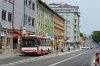 A na další straně dokumentujeme opravu tramvajové tratě na ulici Cejl. Původní stav ilustruje dvojice snímků z 26. 6. 2016, kdy po Cejlu jezdily autobusy linky x8 nahrazující tramvaj během zdvoukolejňování tratě na Olomoucké ulici – již po celý červen byla doprava na Cejlu omezená, probíhala oprava vpustí dešťové kanalizace podél obrubníků (Solarisy evid. č. 2658 a 2635 byly zachyceny u zastávky »Körnerova«). Po dobu opravy byla mimo provoz i manipulační trolejbusová trať a trolejbusy z husovické vozovny tak musely na linky najíždět mj. po ulicích Drobného a Milady Horákové, kde byl 8. 7. 2016 zvěčněn trolejbus evid. č. 3277. Na fotografii ze 4. 7. 2016 již probíhá demontáž původního svršku s dřevěnými pražci a snímky z 19. a 27. 7. 2016 již ilustrují pokládku svršku nového. Na posledních dvou snímcích již po Cejlu jezdí tramvaje: v první den provozu, 1. 9. 2016, jede kolem muzea loutek Anitra evid. č. 1809 linky 4 a v zastávce »Körnerova« stojí 8. 9. 2016 jeden z posledních zrychlovačových „kloubáků“ evid. č. 1128 na lince 2. Foto © Ladislav Kašík.