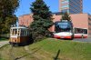 Z důvodu výměny kolejových objektů mj. na Hybešově ulici u smyčky Nové sady byla o víkendu 10. a 11. 9. 2016 historická tramvajová linka H4 odkloněna do smyčky Zvonařka. Na fotografiích pořízených 10. 9. 2016 projíždí historická tramvaj č. 107 pod nádražním viaduktem a pak na Zvonařce pózuje společně se Solarisem linky 60 evid. č. 2636, v pozadí nový palác Dorn a přilehlý parkovací dům. Foto © Ladislav Kašík.