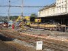 Čtvrt roku trvaly letošní opravy nástupišť a podchodů brněnského hlavního nádraží: od 11. 6. do 28. 7. 2016 bylo rekonstruováno 2. nástupiště a od 29. 7. do 11. 9. 2016 pak nástupiště č. 3. Při opravách bylo zcela sneseno původní zastřešení, poté byl i kompletně odstraněn povrch nástupišť včetně hran a nahrazen novým s dlažbou z betonových dlaždic (při tom se pod povrchem z litého asfaltu objevily původní čtvercové dlažice). Poté byly opět vztyčeny původní repasované litinové sloupy (část byla nahrazena replikami) a obnoveno zastřešení. Úpravy na nástupištích probíhaly naposledy v roce 1987 v souvislosti s budováním nového podchodu z přednádražního prostoru k obchodnímu domu Prior. Byly vyměněny i kolejnice na přilehlých kolejích. Nástupiště dostala nové osvětlení a nové reproduktory rozhlasu. Horní čtveřice fotografií dokumentuje rekonstrukci druhého nástupiště – k datům 17. 6., 22. 6., 6. 7. a 28. 7. 2016 (to již v modernizované podobě). Další snímky se věnují nástupišti třetímu – z 5. 8. a již dokončené 23. 9. 2016. Poslední obrázek věnujeme náhradní dopravě za vyloučené vlaky na tišnovské trati – tramvajová linka P6 byla vedena od královopolského nádraží na Nové sady, kde také byl 17. 6. 2016 zvěčněn vůz Škoda 13T evid. č. 1902. Foto © Jiří Mrkos a Ladislav Kašík.