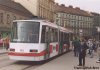 První brněnská tramvaj ANITRA jezdila po celý duben bez závažnějších závad na lince č. 2. Na snímku z 25. 3. 2003 stojí na zastávce »Poříčí«, na pravé fotografii přijíždí 1. 4. 2003 k nástupní zastávce na Staré Osadě v Židenicích. Foto © Ladislav Kašík.