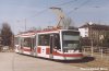 První brněnská tramvaj ANITRA jezdila po celý duben bez závažnějších závad na lince č. 2. Na snímku z 25. 3. 2003 stojí na zastávce »Poříčí«, na pravé fotografii přijíždí 1. 4. 2003 k nástupní zastávce na Staré Osadě v Židenicích. Foto © Ladislav Kašík.