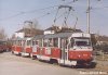 „Nové“ tramvaje T3 evid. č. 1596 a 1567 vznikly koncem března přečíslováním vozů původních čísel 1562 a 1531, původní tramvaje byly sešrotovány. Na snímku z 1. 4. 2003 přijíždí souprava k nástupní zastávce na Staré Osadě, foto © Ladislav Kašík.