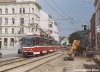 Těžiště prací na opravě tramvajové trati na Křenové ulici se nyní přesunuly na úsek mezi zastávkou »Vlhká« a křižovatku s Čechyňskou ulicí. Po sejmutí zádlažbových panelů byla trať vyrovnána, podbita, některé kolejnice vyměněny a poté zase zadlážděna panely. Následuje komplexní oprava vozovky ve směru z města. Na snímku z 5. 6. 2003 projíždí opravovaným úsekem souprava tramvají T6 evid. č. 1201+02 a na fotografii z 8. 6. 2003 projíždí kolem ostrůvku zastávky »Vlhká«, jak jinak než „po anglicku“, trolejbus evid. č. 3256. Foto © Ladislav Kašík.