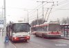 Další prosincovou změnou bylo zavedení nové autobusové linky 74 z konečné Červený písek v Maloměřicích do Starých Černovic. Naposledy bylo toto linkové číslo využito v letech 2001–2002 pro účelovou linku s trasou od královopolského nádraží k tehdejšímu Flextronicsu na Černovické terase. Na snímku vjíždí 30. 12. 2010 v Židenicích vůz linky 74 evid. č. 7491 z Rokytovy ulice na Svatoplukovu. Dále byly špičkové spoje autobusové linky 53 prodlouženy z Králova Pole až do Židenic na Starou osadu – vůz evid. č. 2376 se zde 21. 12. 2010 ve společnosti trolejbusu evid. č. 3013 linky 27 chystá k odjezdu zpět na konečnou Technologický park. Foto © Ladislav Kašík.