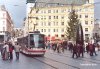 Během letošní předvánoční doby byl na náměstí Svobody v centru Brna zachován až na výjimky tramvajový provoz. Tramvaje tak jezdily jednak okolo pódia a stánků poblíž morového sloupu (snímek vlevo – souprava vozů evid. č. 1553+54 odkloněné linky 1 dne 12. 12. 2010) a jednak okolo vánočního stromu a hodin na straně u kašny (Anitra linky 4 evid. č. 1809 byla zvěčněna rovněž 12. 12. 2010). Foto © Ladislav Kašík.