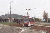 V září proběhla rozsáhlá rekonstrukce tramvajové smyčky v Komíně. Zdejší smyčka byla v podstatě pozůstatkem původní bystrcké tramvajové tratě v ulici Jundrovské. Při opravě byl změněn smysl projíždění smyčkou, rozjezdová výhybka do smyčky byla instalována hned za zastávku »Vozovna Komín« a trať je odtud několik desítek metrů vedena splítkou. Na snímcích z 28. 10. 2001 je zachycen vjezd „kloubáku“ s evid. č. 1079 do smyčky (nově již bez cestujících) a vůz evid. č. 1057 stojící na odjezdové zastávce ze smyčky. Obě foto © Ladislav Kašík.