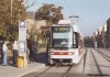 Zkušební provoz opravené nízkopodlažní tramvaje typu RT6 evid. č. 1801 přibližuje snímek vozu z 13. 10. 2001 v prostoru zastávek na Moravském náměstí (po prázdninové rekonstrukci). Tramvaj nyní jezdí převážně na linkách č. 13 (v pracovní dny) a 2 (o víkendech), objeví se však i na „sedmičce“ či „šestce“. Foto © Ladislav Kašík.