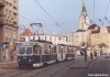 Od konce září došlo k posunutí jednokolejného úseku tramvajové tratě na Křenové ulici. I nadále zde totiž pod povrchem ulice pokračuje výstavba kanalizační stoky. Tramvaje tak jezdí po jedné koleji od křižovatky s Čechyňskou ulicí (snímek soupravy tramvají evid. č. 1649 +1650) až po původní zastávku »Vlhká«. Tato zastávka byla posunuta o několik desítek metrů směrem k městu – na spodním snímku právě při jízdě do města stojí „osmička“ s evid. č. 1713. Oba snímky jsou z 6. 10. 2001 © Ladislav Kašík.