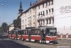 Novinkou letošního podzimu v brněnské tramvajové dopravě je víkendové nasazení souprav tramvají T6 na linky č. 7 a 2 (později). Tramvaje tohoto typu se tak poprvé (mimo výluky) objevily na jiných linkách než č. 12, 13 a 4 (dříve). Průjezd soupravy evid. č. 1207+08 Zábrdovickou ulicí na lince č. 7 zachycuje snímek z 29. 9. 2001. Foto © Jaroslav Pacholík.