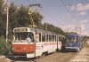 V první polovině září probíhala oprava tramvajové smyčky v Komíně, která si vyžádala i dvě víkendové výluky celé tramvajové tratě do Bystrce. Při těchto výlukách se tramvaje otáčely na trianglu na Jundrovské ulici – situaci přímo zde dokumentuje snímek vozu evid. č. 1042, který pokračuje z Jundrovské jako „jedenáctka“, zatímco sem přijel od Pisárek jako linka č. 1, tramvaj evid. č. 1120 má přesně opačný úkol, nyní již míří k Pisárkám jako „jednička“ – foto 8. 9. 2001 © Jaroslav Pacholík. Na lince č. 3 jezdily během těchto výluk tramvaje typu KT8, tedy opravdu nevšední jev – na snímku projíždí přes křižovatku na Moravském náměstí vůz s evid. č. 1733; jak již bylo mnohokrát řečeno, celá křižovatka se o letošních prázdninách podrobila náročné rekonstrukci – na snímku z 9. 9. 2001 jsou mj. patrny nové zastávkové stojany i vybudované nástupní ostrůvky, foto © Ladislav Kašík. 