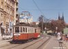 Od prvního máje se můžeme v Brně svézt zvláštní tramvajovou linkou provozovanou historickou tramvajovou soupravou. Stejně jako loni jezdí souprava motorového a vlečného vozu evid. 107+215, nezměnilo se ani linkové číslo 100. Došlo však ke změně trasy, kdy se při cestě do Pisárek jede Pekařskou ulicí. Provoz linky dokumentujeme dvěma snímky – na horní fotografii právě stará „šalina“ přijíždí k zastávce u nemocnice na Pekařské ulici, v pozadí se symbolem Brna, chrámem na Petrově. Druhý, trochu nevšední snímek byl pořízen z budky dispečera na nástupišti zastávky u výstaviště. Tramvaj právě ze zastávky odjíždí směrem do centra, přejede přes most a podél Veletržní ulice dojede na Mendlovo náměstí. Do roku 1966 však tramvaje jezdily na náměstí vlevo ulicí Hlinky a kolem starobrněnského pivovaru. Obě foto 1. 5. 2001 © Ladislav Kašík.