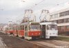 Zajímavá setkání na tramvajové smyčce v Komíně přinesla výluka tramvajové dopravy na bystrcké trati. Z důvodu opravy kolejí byly tramvajové linky č. 1, 3 a 11 ukončeny zde a dále jezdily autobusy. Takto zde tedy mohly pózovat čerstvě opravený „kloubák“ s evid. č. 1121 na lince č. 11 a souprava tramvají T3 vedená vozem evid. č. 1637 na „jedničce“. Foto 18. 3. 2001 © Ladislav Kašík.