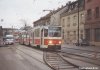 V únoru došlo na Olomoucké ulici v Brně k havárii vodovodního potrubí, která znamenala další použití výhybky „kaliforňan“. Na snímku projíždí tramvaj s evid. č. 1701 kolem postiženého místa po nesprávné koleji při jízdě směrem do Líšně, foto 21. 2. 2001 © Ladislav Kašík.