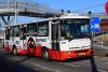 Také od prosince loňského roku je v provozu nová tzv. expresní autobusová linka E56 od bohunické nemocnice do Technologického parku v Králově Poli – na snímku ze 14. 2. 2017 přijíždí po Netroufalkách ke konečné u nemocnice autobus evid. č. 7453 opatřená celovozovou reklamou právě na expresní linky. Autobusová linka 76 byla v prosinci 2016 přejmenována na E76 – na fotografii z 8. 3. 2017 pózuje ve smyčce u hlavního nádraží plynový Citelis evid. č. 7010 vedle trolejbusu linky 33 evid. č. 3240. Foto © Ladislav Kašík.