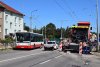 Prázdninovou opravu kanalizace a vodovodu na křižovatce Karlovy a Provazníkovy ulice přibližuje snímek článkového trolejbusu evid. č. 3635 linky 27 a autobusu náhradní dopravy za trolejbus x25 evid. č. 7658 dne 1. 7. 2017 na Staré osadě. Celkový pohled na křižovatku s projíždějícím autobusem linky 75 evid. č. 7009 byl pořízen 13. 7. 2017 (domy v pozadí budou brzo zbořeny). Na Karlově ulici byly pořízeny fotografie Citelisů linky x25 evid. č. 7656 (5. 8. 2017) a 7667 (26. 8. 2017) v různých fázích opravy komunikace. Foto © Ladislav Kašík a Jiří Mrkos.