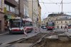 Snímky na této straně ilustrují první etapu opravy tramvajové tratě na Křenové ulici (mezi křižovatkami a Dornychem a Špitálkou), kdy se opravovala kolej směrem do města. Na snímcích z 19. 9. 2017 je zachycen kolejový přejezd o Dornychu s trolejbusem evid. č. 3022 linky 31 a tramvají evid. č. 1712 linky 8, obloukem u ulice Vlhké projíždí vůz evid č. 1632 linky 10 a prostor provizorních posunutých zastávek »Vlhká« je zvěčněn s trolejbusem linky 33 evid. č. 3024 a tramvajemi linky 9 evid. č. 1923 a linky 8 evid. č. 1724. Dne 22. 9. 2017 projíždí prostorem budoucí zastávky »Vlhká« souprava tramvají evid. č. 1626 a 1631 netradičně na lince 10 (pro řídicí tramvaj se jedná o poslední nasazení v běžné dopravě) a v prostoru kolejového přejezdu u Špitálky byly dokumentovány tramvaje linky 8 evid. č 1709 a linky 10 evid. č. 1817. Foto © Ladislav Kašík.
