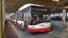 V březnu dorazily do Brna první tři parciální trolejbusy Škoda 26Tr s karoserií Solaris. Trolejbusy byly vzápětí zprovozněny a své první cestující svezly koncem března, resp. začátkem dubna. Snímek z 21. 3. 2018 zachycuje skládání jednoho z trolejbusů v komínské vozovně. Na fotografii z 27. 3. 2018 je v hale vozovny Komín zvěčněn vůz evid. č. 3301. Trolejbus evid. č. 3303 odjíždí 3. 4. 2018 na lince 37 z Mendlova náměstí – tento den měl premiéru v provozu s cestujícími. Pro možnost využití poloautomatické sběrací soustavy při provozu na lince 32 při výluce Slovanského náměstí byly v prostoru výstupní zastávky »Srbská« instalovány tzv. natrolejovací stříšky – na snímku z 9. 4. 2018 s vozem evid. č. 3302. Foto © Pavel Šlezinger, Martin Janata, Jiří Mrkos a Tomáš Kocman.