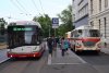 Třemi záběry připomínáme letošní brněnskou muzejní noc, která se konala v sobotu 19. 5. 2018. Na Brandlově ulici se potkal parciální trolejbus evid. č. 3302 linky 32 se soupravou autobusy Škoda 706 RTO a vleku B40 linky A. Na Moravském náměstí předjíždí pivní tramvaj evid. č. 1018 autobus linky E evid. č. 7466 a na nástupní zastávce se k odjezdu chystá další autobus linky E evid. č. 7058. Foto © Ladislav Kašík.