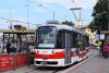 Nová tramvaj Vario LFR.E evid. č. 1627 byla zvěčněna 29. 6. 2018 na nástupišti u hlavního nádraží při jízdě směrem na Stránskou skálu na lince10. Foto © Ladislav Kašík.