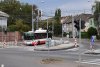 V srpnu byla provedena rekonstrukce křižovatky Svatoplukovy a Rokytovy ulice v Židenicích – nyní je možné zabočovat ze Svatoplukovy vlevo na Rokytovu ve dvou jízdních pruzích. Umožnilo to zmenšení dělících ostrůvků pro pěší v křižovatce. Situaci zachycují snímky z 20. 8. 2018 s autobusem evid. č. 7096 linky 64 a trolejbusem evid. č. 3644 linky 25. Foto © Ladislav Kašík.