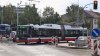 V srpnu byla provedena rekonstrukce křižovatky Svatoplukovy a Rokytovy ulice v Židenicích – nyní je možné zabočovat ze Svatoplukovy vlevo na Rokytovu ve dvou jízdních pruzích. Umožnilo to zmenšení dělících ostrůvků pro pěší v křižovatce. Situaci zachycují snímky z 20. 8. 2018 s autobusem evid. č. 7096 linky 64 a trolejbusem evid. č. 3644 linky 25. Foto © Ladislav Kašík.
