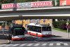 Nové parciální trolejbusy Škoda 26Tr se po své premiéře na linkách 30 a 32 postupně objevily i na linkách dalších. Z důvodu konání dne otevřených dveří v pivovaru Starobrno na Hlinkách byly v sobotu 8. 9. 2018 nasazeny na lince 37. Ulicí Výstavní projíždí vůz evid. č. 3302 a pod tramvajovým mostem u výstaviště se míjejí vozy evid. č. 3301 a 3304. Foto © Ladislav Kašík.