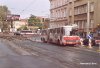 Oprava kolejového křížení na křižovatce ulic Jugoslávské a Merhautově si vyžádala celkem pět víkendových (resp. i prodloužených) výluk. Na snímku z 27. 9. 2010 opouští křižovatku směrem k centru autobus náhradní dopravy (linka x4) evid. č. 2317. Při následující výluce byla 2. 10. 2010 zvěčněna tramvaj evid. č. 1037 linky 9 zabočující z Merhautovy do Jugoslávské ulice (při jízdě do centra) po běžně nepoužívané spojce. Foto © Ladislav Kašík.
