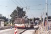 Čtyřmi snímky dokumentujeme prázdninovou opravu vozovky v přestupním uzlu Stará osada v Židenicích. Probíhala hlavně oprava dlážděných částí komunikace, které již byly v důsledku náročného provozu ve špatném stavu. Po středním pásu tak mohly projíždět trolejbusy (bez zastavování) – na snímcích jsou zvěčněny vozy linky 25 evid. č. 3503 (7. 8. 2010) a 3248 (3. 8. 2010). Autobusy pak využívaly původních zastávek z doby před zobousměrněním průjezdu uzlem – v zastávce na Bubeníčkově ulici (u tenisových kurtů) stojí 29. 7. 2010 článkový autobus evid. č. 2335 linky 45, ze zastávky na Svatoplukově ulici (u školy) odjíždí téhož dne okolo vozu linky 201 autobus evid. č. 2377 linky 44. Foto © Ladislav Kašík.