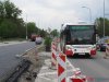 Součástí přestavby ulice Dornych na kapacitní čtyřproudou komunikaci byla i přestavba křižovatky se Svatopetrskou ulicí – napřed se letos přestavovala polovina vozovky ve směru do města, mj. zde vznikl záliv pro autobusovou zastávku »Konopná«: pohled od města z 18. 3. 2019. Koncem dubna již byla komunikace před dokončením – autobus linky 48 evid. č. 7048 jede 30. 4. 2019 v nesprávném směru směrem do centra. Foto © Libor Čuma a Jiří Mrkos.