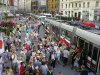 Pomyslným vrcholem letošních oslav 140. výročí zprovoznění koňské tramvaje v Brně byl hromadný křest dvanácti nových tramvají Škoda 13T, konaný přesně na den výročí na náměstí Svobody – 17. 8. 2009. Tramvaje evid. č. 1907 až 1918 při něm mj. jiné oficiálně obdržely jména, stejně jako v případě předchozích vozů tohoto typu. Snímek pořízený z nadhledu od Rašínovy ulice zachycuje atmosféru akce, foto © Miloš Drbal.