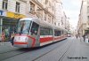 Ještě dvěma snímky se vracíme k slavnostnímu křtu nových tramvají Škoda 13T na náměstí Svobody dne 17. 8. 2009. Tramvaje při akci stály v celé Masarykově ulici a kolemjdoucí tak míjeli zdánlivě nekonečný špalír „šalin“, např. v ústí Masarykovy na náměstí Svobody stál vůz evid. č. 1910 a nad křižovatkou s Josefskou pak předposlední tramvaj, evid. č. 1917. Foto © Ladislav Kašík.